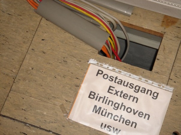 Postausgang: ein Kabel, das im Boden verschwindet